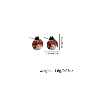 Vue détaillée montrant les dimensions et le poids des boucles d'oreilles coccinelle