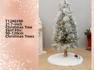 Detailweergave van een zachte witte kerstboomschort van imitatiebont onder boom.
