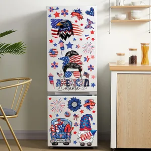 Scène de cuisine avec stickers de frigo patriotiques américains et motif American Mama