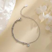 Detail of silver S925 bracelet with double-layer chain and heart-shaped pendant