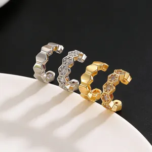 Detalle macro de ear cuffs de panal en oro y plata con circonitas microengastadas