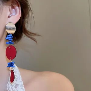 Boucles d'oreilles asymétriques avec disques argentés, perles bleues et pendentifs rouges