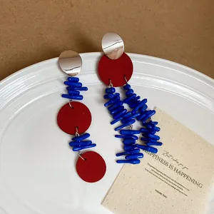 Boucles d'oreilles pendantes asymétriques avec clous argentés et perles en résine