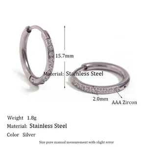 Vue détaillée de créoles en acier argenté avec zircone AAA et dimensions du produit