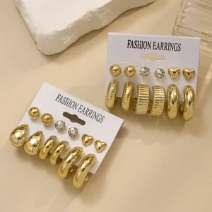Goldenes Tropfen und Creolen Ohrring-Set mit minimalistischen Steckern auf Karten