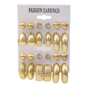 Set mit 12 Paar goldenen Tropfenohrringen und Steckern mit Strass und Herzformen