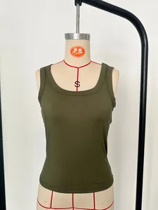 Détail de la maille côtelée vert olive sur un haut licou ajusté sans manches pour femme