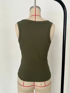 Détail de la texture en maille côtelée vert olive et contour du dos du haut licou