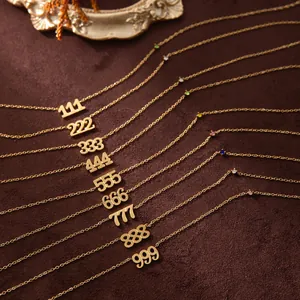 Goldene Engelszahlen-Halskette 111-999 mit farbigen Edelsteinen auf Vintage-Hintergrund