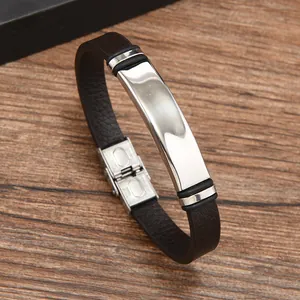 Bracciale sportivo in pelle nera e acciaio inossidabile lucido per uomo su legno