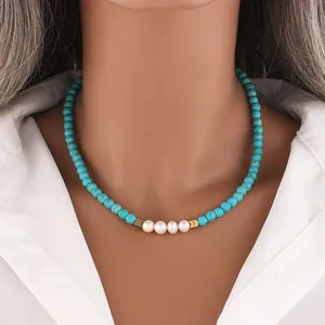 Collier bohème en perles de turquoise et perles d'eau douce avec détails dorés