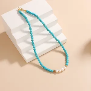 Collier bohème en turquoise avec perles d'eau douce blanches et fermoir doré