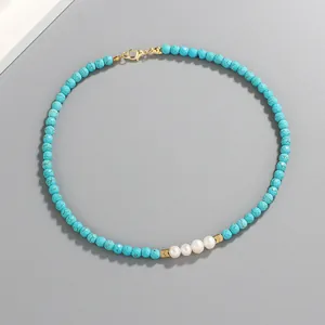 Collier bohème en perles de turquoise et perles d'eau douce avec détails dorés