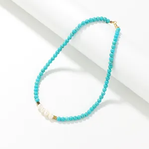 Collier bohème en turquoise et perles d'eau douce avec fermoir doré et chaîne d'extension