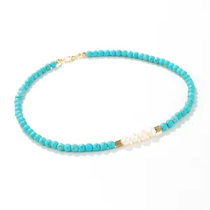 Collier bohème en turquoise et perles d'eau douce avec détails dorés en forme de V