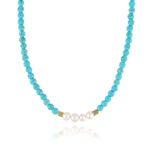 Détail du collier bohème avec perles de turquoise, perles d'eau douce et séparateurs dorés