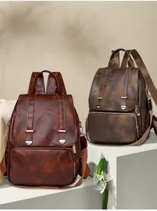Detailansicht der Vintage-Lederrucksäcke in Rotbraun und Dunkelbraun mit Metallschnallen