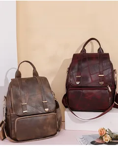 Detailansicht der Vintage Lederrucksäcke in Dunkelbraun und Weinrot mit Metallschnallen