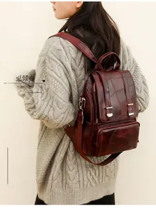 Detailansicht des weinroten Vintage-Lederrucksacks mit Öl-Wachs-Textur und Schnallendetail