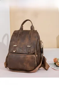 Detailansicht des dunkelbraunen Vintage-Rucksacks aus Kunstleder mit goldenen Schnallen