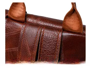 Detail der verstärkten Kreuznähte am dunkelbraunen Lederrucksack mit Stoffgriff