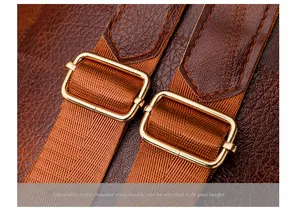 Details der verstellbaren goldenen Metallschnallen am braunen Lederrucksack