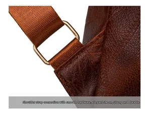 Detail eines braunen Lederrucksackriemens mit glänzend goldener Metallschnalle und Öse