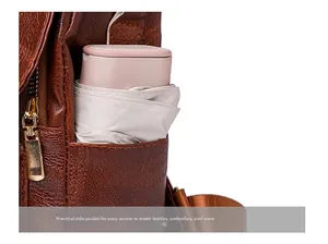 Makro-Detail der Seitentasche eines braunen Lederrucksacks mit einem Klappschirm