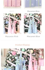 Détail de sapins de Noël en tissu macaron rose et bleu avec motifs flocons et nœuds