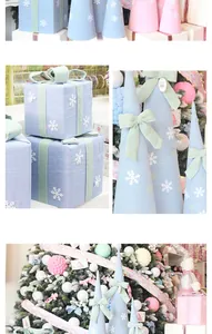 Détail de sapins de Noël en velours pastel et coffrets cadeaux avec flocons de neige