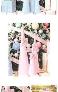 Vue détaillée de cônes décoratifs de Noël en tissu avec flocons et nœuds