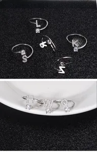 Detail von verstellbaren S925 Silber Buchstabenringen mit Zirkon und Pavé-Kristallen