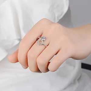 Nahaufnahme des S925 Silberrings mit großem Hauptstein und Pavé-Diamant-Band am Finger