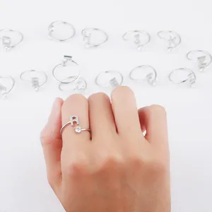 Nahaufnahme von verstellbarem Silberring Buchstabe R mit Diamanten und Zirkonstein