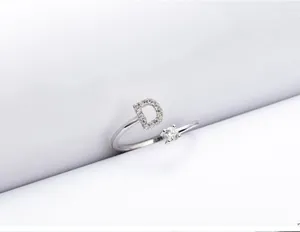 Nahaufnahme des silbernen Buchstaben-D-Rings mit Diamanten und rundem Zirkonstein
