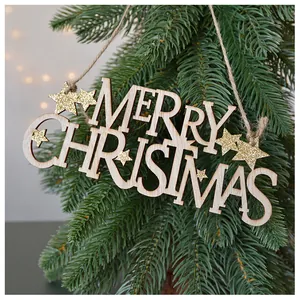 Dettaglio dell'ornamento in legno Merry Christmas con stelle glitterate oro