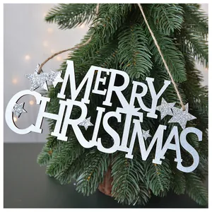 Dettaglio cartello bianco in legno Merry Christmas con stelle glitterate per l'albero