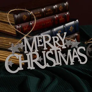 Primo piano di targa in legno Merry Christmas con glitter argento e stelle decorative
