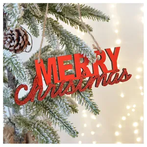 Vista ravvicinata di un cartello in legno rosso glitterato Merry Christmas su un albero
