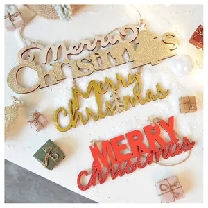 Dettaglio dei cartelli pendenti festivi Merry Christmas in legno glitterato vari colori