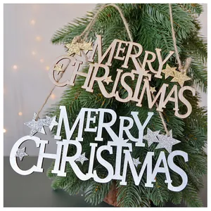 Vista dettagliata dei cartelli in legno Merry Christmas con stelle glitterate sull'albero