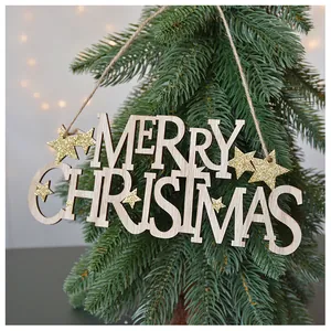 Dettaglio di un cartello in legno Merry Christmas decorato con stelle dorate glitterate