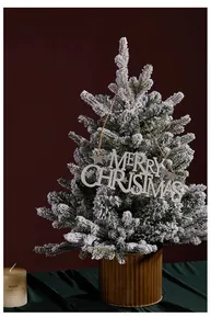 Targa decorativa in legno Merry Christmas con stelle glitterate su un albero innevato