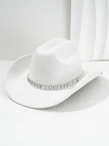 Dettaglio del cappello da cowboy in feltro bianco con frange in strass argento lucido
