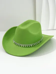 Cappello da cowboy verde neon con fascia di nappe argentate e accenti di cristallo