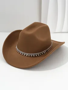 Dettaglio cappello da cowboy marrone in feltro con fascia decorativa di strass argentati