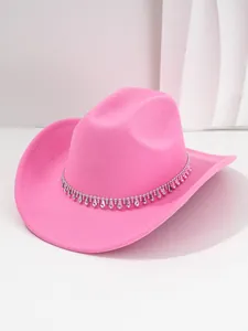 Dettaglio ravvicinato di cappello da cowboy rosa acceso con frange di cristallo lucide
