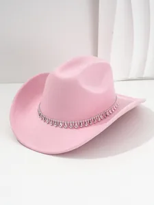 Dettaglio di cappello da cowboy in feltro rosa con catena a nappe e strass a goccia d'acqua