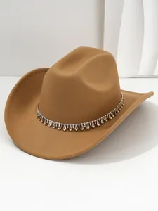Dettaglio cappello cowboy marrone con fascia decorativa di strass e ciondoli geometrici
