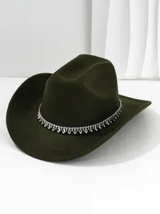 Dettaglio cappello cowboy in feltro verde oliva con catena argento e ciondoli di cristallo